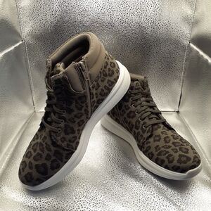 New Clark's Dark Olive Green Animal Print Ezra Tie Ankle Boots Women's Size 8.5